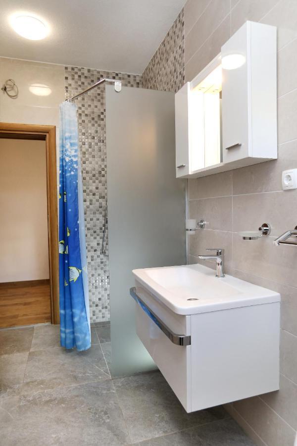 Apartman Gilan Seget Vranjica Exterior foto